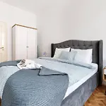 4-Bedroom Apt 1 Min From Bacvice Beach