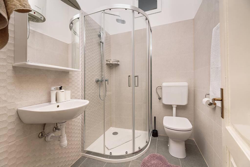 Apartmán 4-bedroom 1 Min From Bacvice