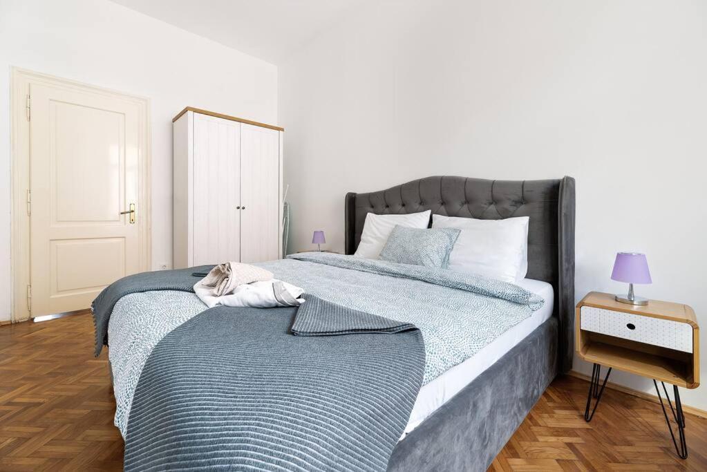 4-bedroom 1 Min From Bacvice Apartmán *