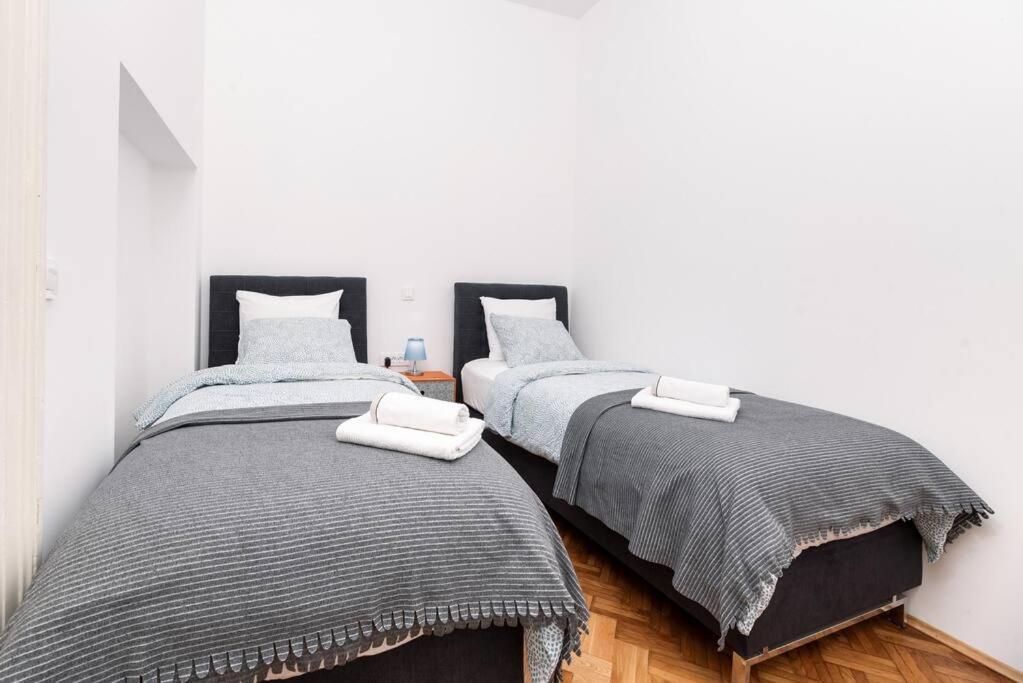 4-bedroom 1 Min From Bacvice Apartmán *